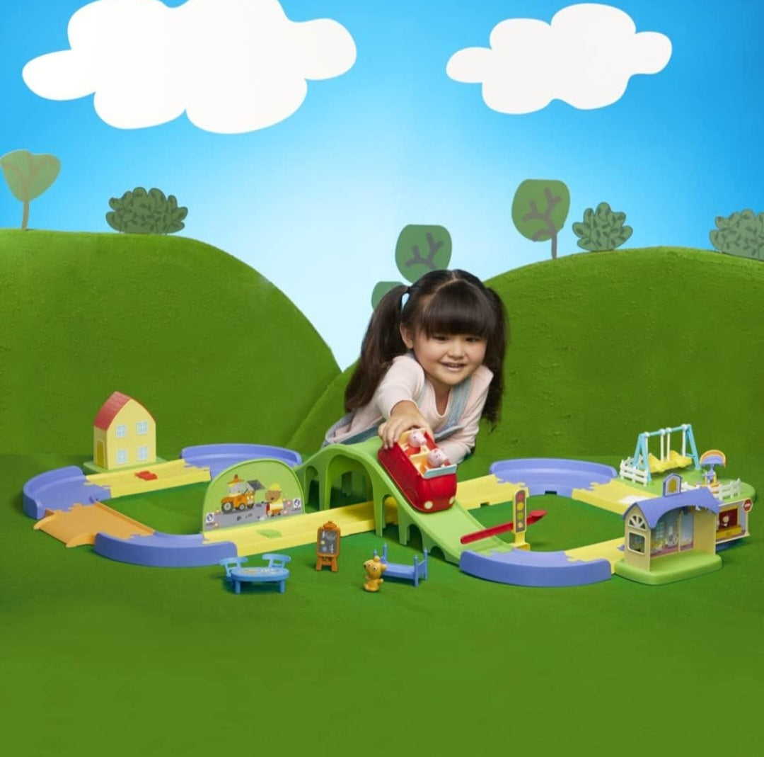 Peppa Pig All Around Peppa’s Town Set with Adjustable Track